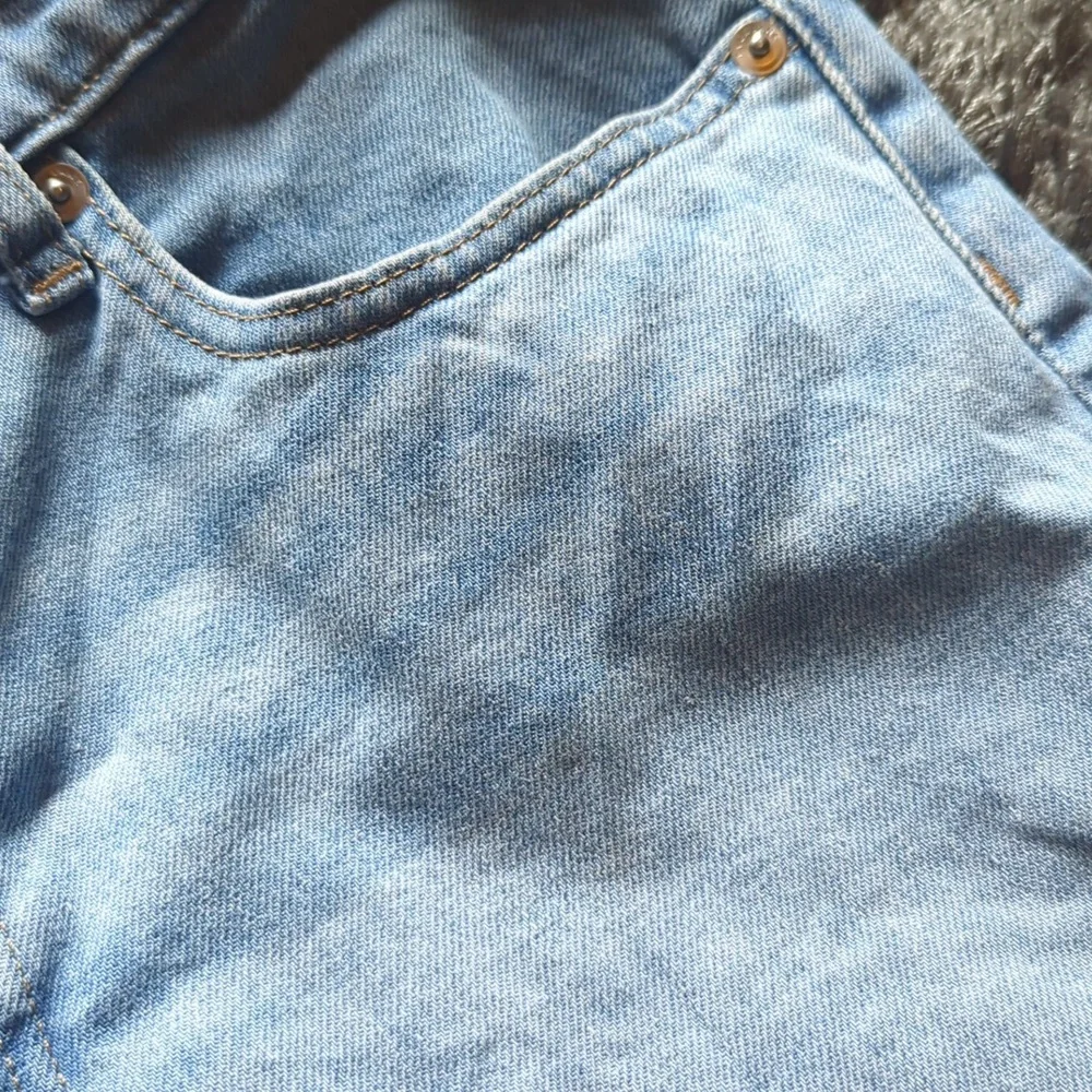 Everlane Original Cheeky Jean in Stone-washed Sky - Picture 8 of 16